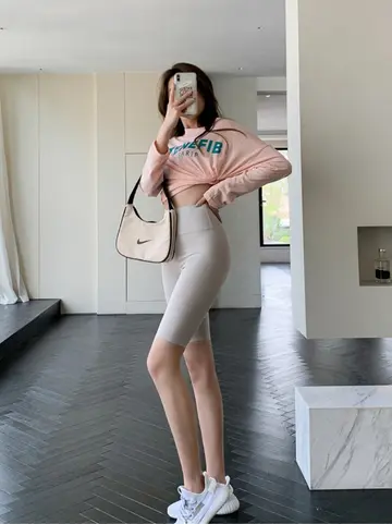 베이지 반바지와 핑크 긴팔티 전신 코디 사진