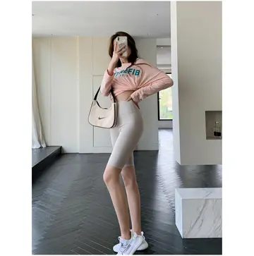 그레이·브라운 톤 반바지와 긴팔티 전신 코디 사진
