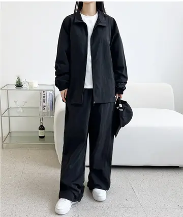 블랙·차콜 톤 와이드팬츠와 바람막이 전신 코디 사진