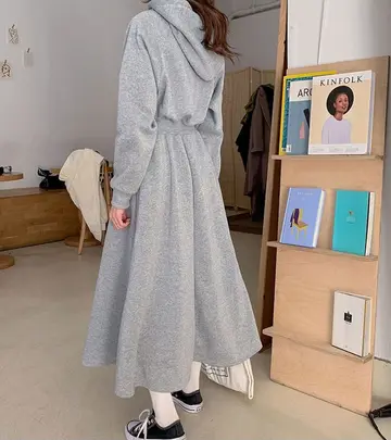 오버핏 롱원피스와 그레이 집업 전신 코디 사진
