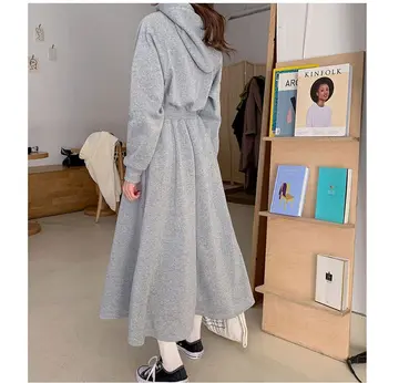그레이·블랙 톤 롱원피스와 집업 전신 코디 사진