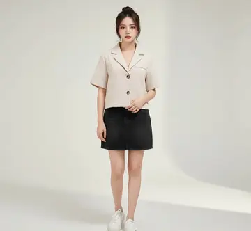 베이지·브라운 톤 크롭 재킷과 미니스커트 전신 코디 사진