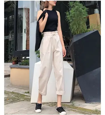 블랙·베이지 톤 배기팬츠와 나시 전신 코디 사진