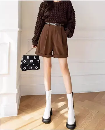 블랙·브라운 톤 코듀로이 반바지와 니트 전신 코디 사진