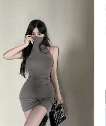 블랙·차콜 톤 롱원피스와 나시 전신 코디 사진