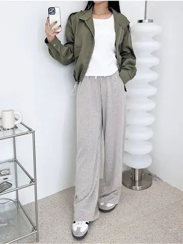 카키·차콜 톤 슬랙스와 블루종 전신 코디 사진