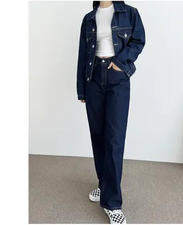 블랙·네이비 톤 청바지와 청자켓 전신 코디 사진