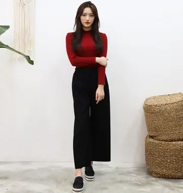 블랙 톤 와이드 슬랙스와 니트 전신 코디 사진