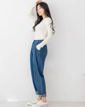 차콜·베이지 톤 청바지와 긴팔티 전신 코디 사진