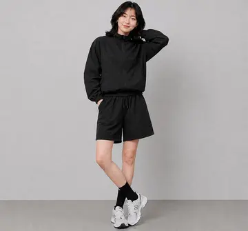 블랙·화이트 톤 점퍼와 반바지 전신 코디 사진