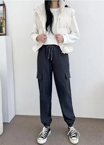그레이·블랙 톤 배기팬츠와 패딩 전신 코디 사진