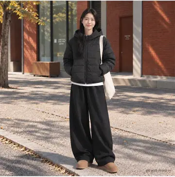 차콜·블랙 톤 롱패딩과 와이드팬츠 전신 코디 사진