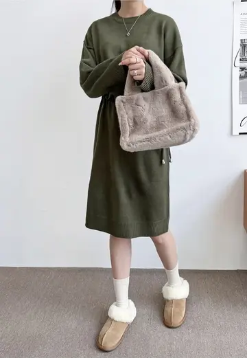 카키·블랙 톤 오버핏 니트원피스와 니트 전신 코디 사진