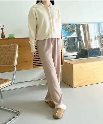 베이지·카키 톤 와이드팬츠와 니트 전신 코디 사진
