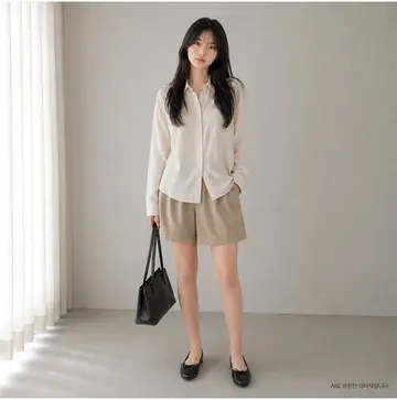 그레이·블랙 톤 반바지와 셔츠 전신 코디 사진