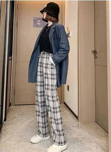체크 오버핏 와이드팬츠와 네이비 블레이저 전신 코디 사진