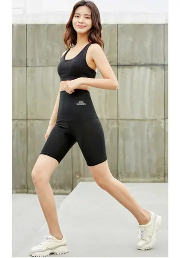 블랙·베이지 톤 레깅스와 베스트 전신 코디 사진