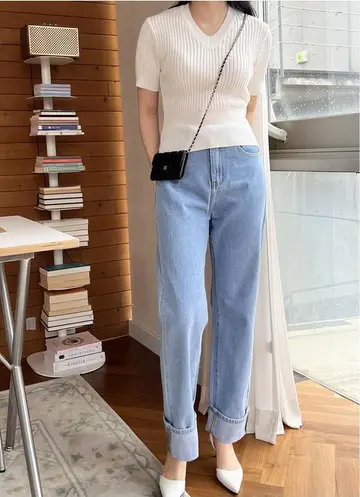 화이트·베이지 톤 청바지 전신 코디 사진
