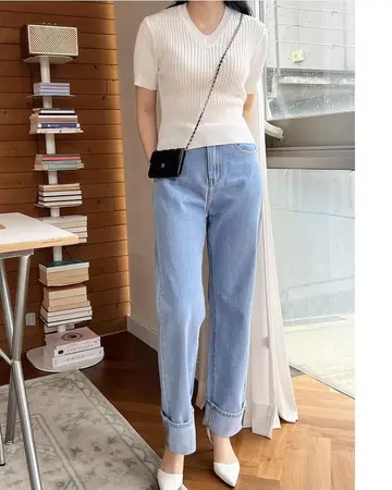 화이트·베이지 톤 청바지 전신 코디 사진