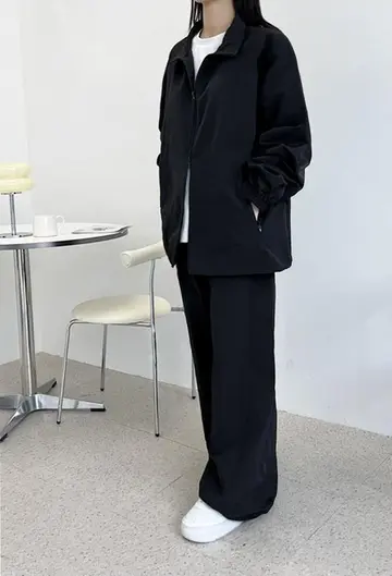 블랙 오버핏 배기팬츠와 블랙 바람막이 전신 코디 사진