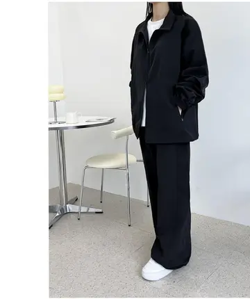 블랙·화이트 톤 배기팬츠와 바람막이 전신 코디 사진