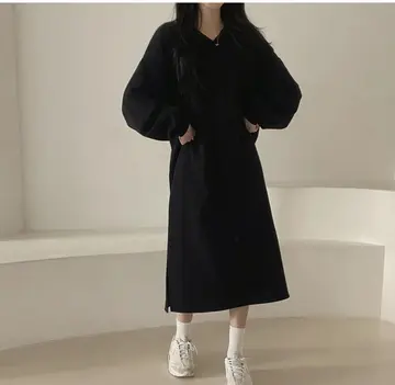 블랙·아이보리 톤 원피스 전신 코디 사진
