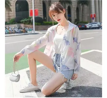 베이지·화이트 톤 집업과 반팔티 전신 코디 사진