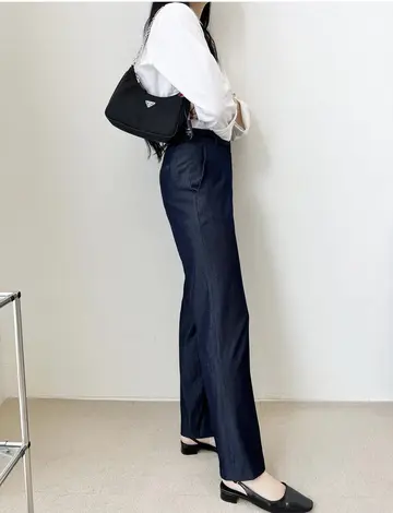 화이트·블랙 톤 청바지 전신 코디 사진