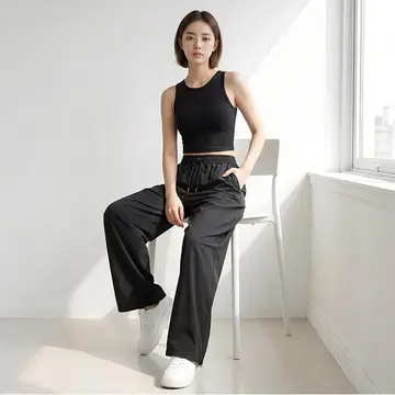 블랙·차콜 톤 슬랙스와 나시 전신 코디 사진
