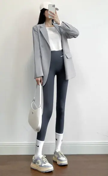 그레이 하이웨스트 레깅스와 그레이 블레이저 전신 코디 사진