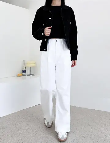 블랙·화이트 톤 와이드 청바지와 청자켓 전신 코디 사진