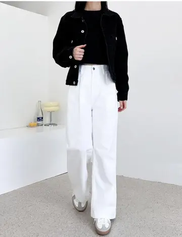 블랙·화이트 톤 와이드 청바지와 청자켓 전신 코디 사진