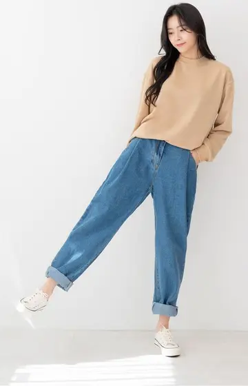 오버핏 청바지와 카멜 맨투맨 전신 코디 사진