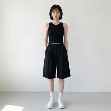 블랙·화이트 톤 반바지와 나시 전신 코디 사진