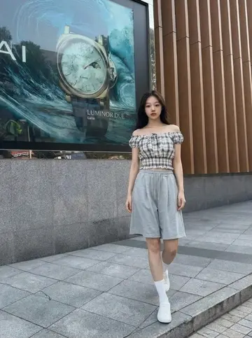 그레이 반바지와 체크 블라우스 전신 코디 사진