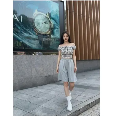 그레이·화이트 톤 반바지와 블라우스 전신 코디 사진