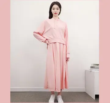 핑크·화이트 톤 기모 롱원피스 전신 코디 사진