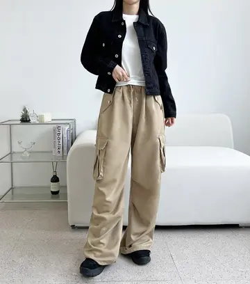 카키 와이드팬츠와 청자켓 전신 코디 사진