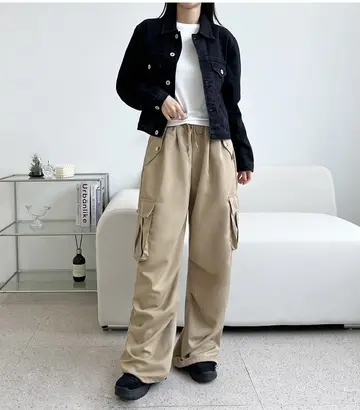 블랙·화이트 톤 와이드팬츠와 청자켓 전신 코디 사진