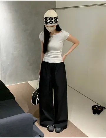 아이보리·그레이 톤 와이드팬츠와 반팔티 전신 코디 사진