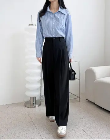 블랙 슬랙스와 스트라이프 셔츠 전신 코디 사진