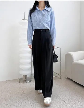 스카이블루·블랙 톤 슬랙스와 셔츠 전신 코디 사진