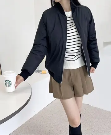 블랙 점퍼 전신 코디 사진