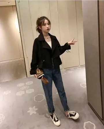 블랙 트렌치코트와 청바지 전신 코디 사진
