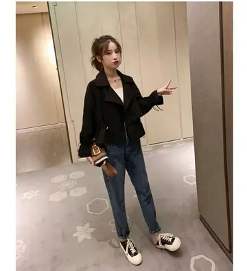 블랙·아이보리 톤 트렌치코트와 청바지 전신 코디 사진