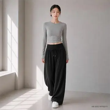 블랙 와이드팬츠와 그레이 긴팔티 전신 코디 사진