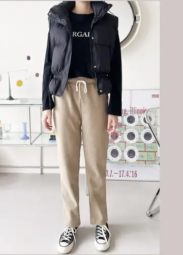블랙·차콜 톤 코듀로이팬츠와 베스트 전신 코디 사진