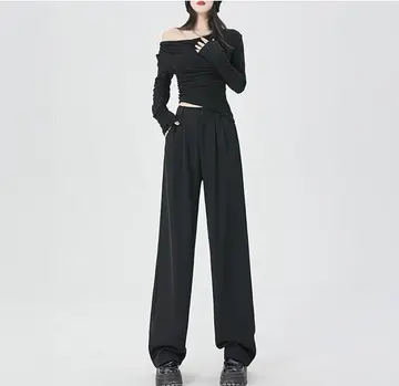 블랙 와이드팬츠와 블랙 긴팔티 전신 코디 사진
