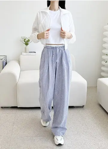 카멜·베이지 톤 배기팬츠와 바람막이 전신 코디 사진