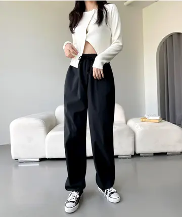 화이트·블랙 톤 조거팬츠 전신 코디 사진